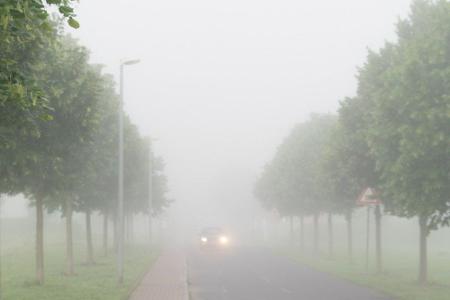 Ähnliches gilt bei Nebel. Da die Sicht eingeschränkt ist, müssen Autofahrer mehr Abstand lassen und auch deutlich langsamer ...