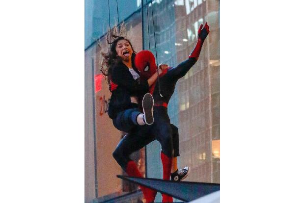 Am Set der 'Spider-Man'-Filme muss die Stimmung super sein, denn Titelheld-Darsteller Tom Holland und seine Partnerin Zenday... Am Set der 'Spider-Man'-Filme muss die Stimmung super sein, denn Titelheld-Darsteller Tom Holland und seine Partnerin Zenday...