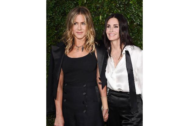 Das ging sogar so weit, dass sich Courteney weigerte, Brad Pitt auf offiziellen Terminen oder Partys die Hand zu schütteln o...