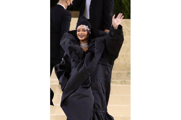 …in Rihanna verliebt, sprudelte er auf offener Bühne und machte dann Anstalten, sie zu küssen. Rihanna sah ein wenig schocki...