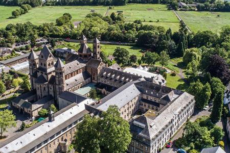 Majestätisch erhebt sich die Klosteranlage der Abtei Maria Laach über den Laacher See in der Eifel. Auch hier sind wieder Be...