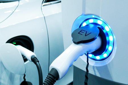 Der seit 1. Oktober ausgewiesen Strompreis liegt dagegen bei jeweils fast der Hälfte: 4,84 Euro auf 100 Kilometer bei Mittel...