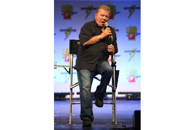 Captain Kirk war im Weltall! Am Mittwoch (13. Oktober) hob Schauspieler William Shatner auf Einladung von Amazon-Gründer Jef... Captain Kirk war im Weltall! Am Mittwoch (13. Oktober) hob Schauspieler William Shatner auf Einladung von Amazon-Gründer Jef...