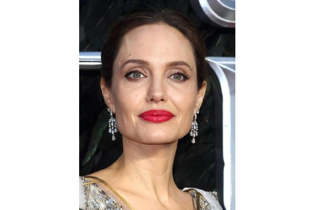 …heben regelmäßig ab oder haben Hobbys, die den meisten die Haare zu Berge stehen lassen. Angelina Jolie setzt sich liebend ...