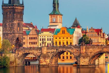 In der Hauptsaison tummeln sich Hunderte Schaulustige auf der Prager Karlsbrücke - im Herbst sieht das ganz anders aus. Die ...