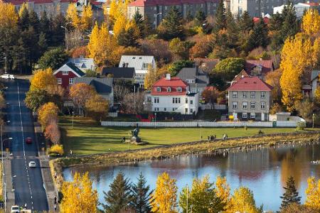 In Island verschwinden ab September die grünen Blätter, dann sind Rot-, Orange- und Gelbtöne angesagt. Die Hauptstadt Reykja...
