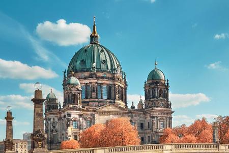 Im Herbst zeigt sich die deutsche Hauptstadt Berlin von seiner schönen Seite. In der farbenfrohen Jahreszeit locken lange Sp...