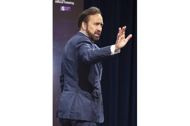 …schleicht sich auch ein Element des Wettbewerbs in die irren Promi-Trophäen. So überbot Nicolas Cage einst seinen Kollegen ...
