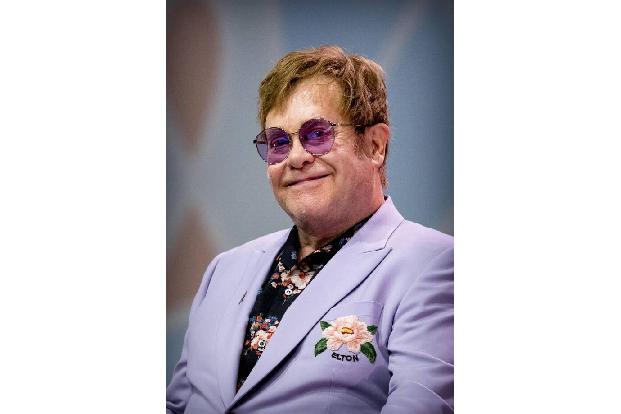 Da liebt es Elton John doch eher traditionell. Der Sänger kauft gern Blumen. Viele Blumen. In nicht einmal zwei Jahren soll ...