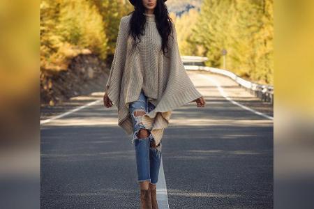 Strickponcho mit Hut: Eine Herbst-Kombi, die wohl niemals außer Mode kommen wird. Getragen werden kann das lässige Oberteil ...