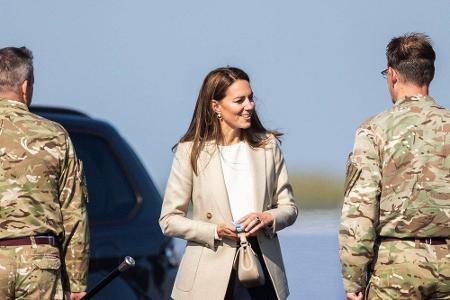 Herzogin Kate weiß, wie man eine gute Figur macht. Oft ist für die Royal der Blazer das Mittel der Wahl. Hier kombiniert sie...