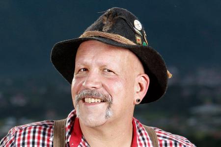 Félix (55) lebt mit seinen Eltern auf einer Farm in Peru. Dort baut der Hobby-Fotograf Kaffee an und betreibt ein kleines Ho...