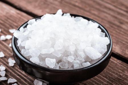 Salz hat einen negativen Effekt auf Herz, Zellen und Stoffwechsel. Wer zu viel Salz zu sich nimmt, hat größere Probleme dami...