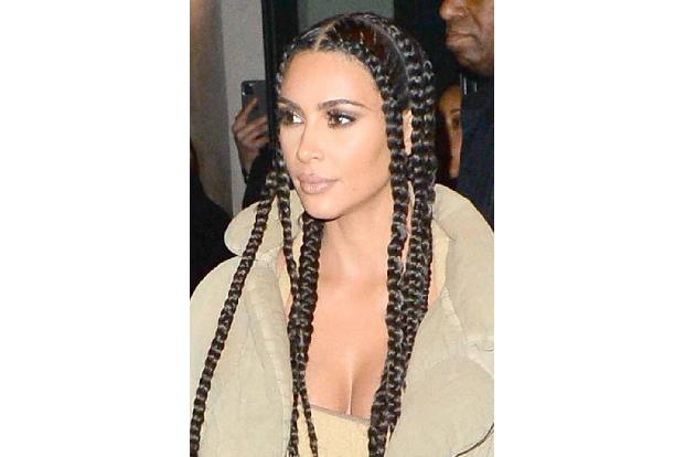 Zudem hat Kim lange Zeit gern die so genannten Cornrows getragen, fest anliegende Zöpfe, die als schwarzes Kulturerbe gelten...