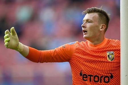 Bei seinem Leih-Klub Eintracht Frankfurt konnte sich der Keeper nicht für eine Weiterbeschäftigung empfehlen und auch Schalk...