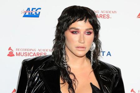 US-Sängerin Kesha wolle ebenfalls bereits Raumschiffe gesehen haben. In einem Interview berichtete sie 2017 in der Wüste 
