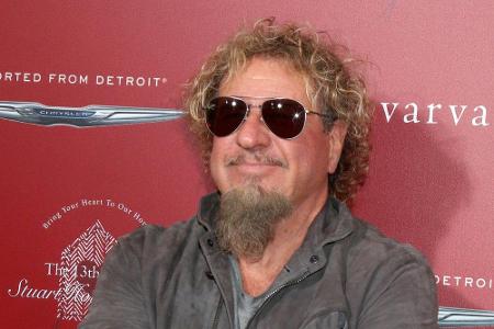 Sammy Hagar, Frontsänger von Van Halen, ist davon überzeugt, dass er mit 20 Jahren von zwei Aliens besucht wurde. Er glaubt,...