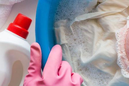 Verzichten sollten Sie unbedingt auf chlorhaltige Bleichmittel, die weiße Laken aus Leinen vergilben können. Stattdessen sol...