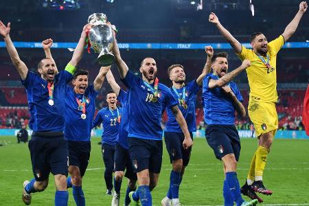 Nach einem Monat hat die EM 2021 mit Italien als Sieger ihr Ende gefunden. Zeit, um Bilanz zu ziehen. Als abschließendes Res... Nach einem Monat hat die EM 2021 mit Italien als Sieger ihr Ende gefunden. Zeit, um Bilanz zu ziehen. Als abschließendes Res...