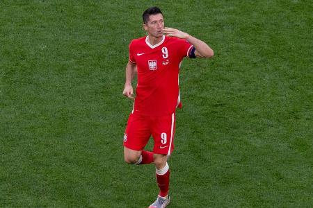 Lewandowski schoss drei der vier polnischen Tore, konnte das überraschende Aus nach Gruppenphase aber nicht verhindern. Am W...