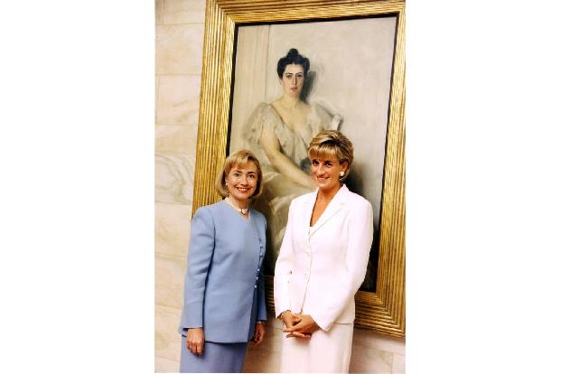 Diana hatte zwei Schwestern und einen Bruder. Ihr Bruder – Charles – wurde anderthalb Jahre vor Diana geboren, starb allerdi...