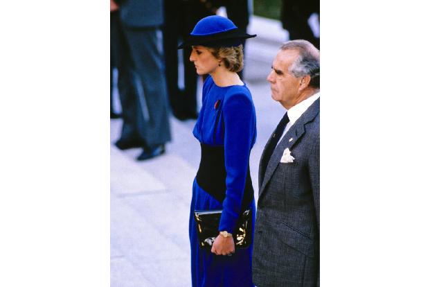 ...gerne darauf hingewiesen wird, dass Lady Diana für wenig Lohn und stellenweise in Teilzeit als Kindermädchen arbeitete. D...