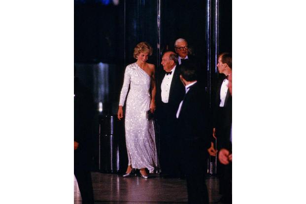 ...ein Novum. Vor Diana hatte nämlich keine Frau, die sich mit einem Prinzen verlobte, jemals einen bezahlten Job. Ob Lady D...