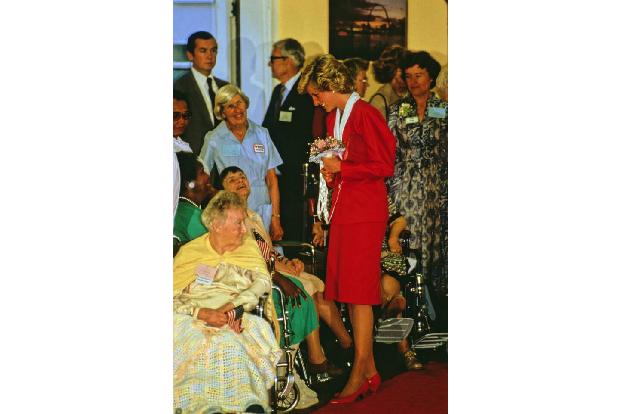 ...Prinz Charles erst Lady Dianas Schwester Sarah datete. In den späten 70ern waren sie für kurze Zeit zusammen, bevor Sarah...