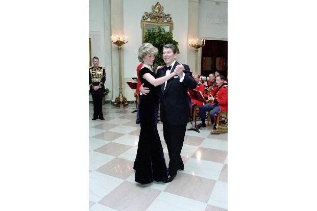 ...machte ihr zu schaffen, ganz zu Schweigen von Prinz Charles' Affäre mit Camilla Parker Bowles, die ausschlaggebend für di...
