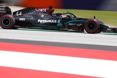 Zur neuen Saison präsentiert Mercedes dann eine neue Livery, die das Auto fast komplett in schwarz hüllt. 'Die Silberpfeile ...