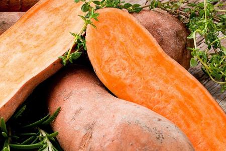 Die Süßkartoffel ist nicht nur in Suppen oder als Pommes lecker. Die Knolle enthält etwas mehr vom Beta-Carotin als eine Kar...