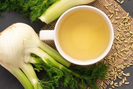 Fenchel kann als Tee aufgegossen, roh oder gebraten im Salat genossen werden. Die Pflanze hilft nicht nur bei Magenbeschwerd...