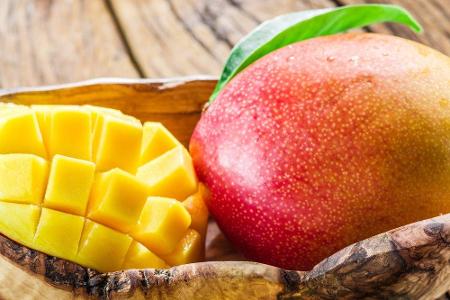 Nicht nur Gemüse kann für schöne Sommerbräune sorgen. Auch Mangos enthalten den bräunenden Helfer Beta-Carotin. Außerdem ist...