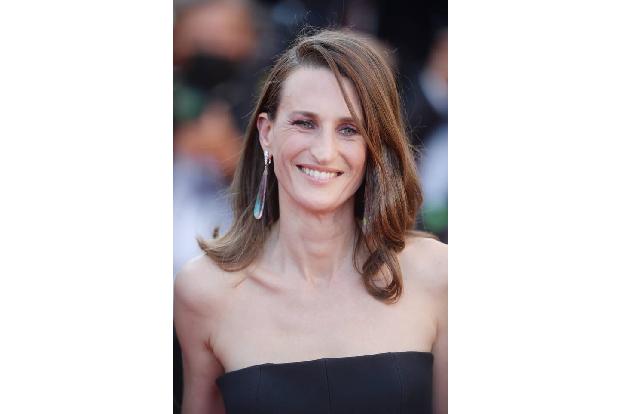 ...wie seine französische Kollegin Camille Cottin, die in dem Thriller eine alleinerziehende Mutter spielt, die dem Helden i...