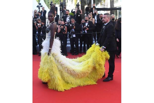 Noch ein bisschen die Robe zurechtzupfen, dann ist Jodie Turner-Smith ...