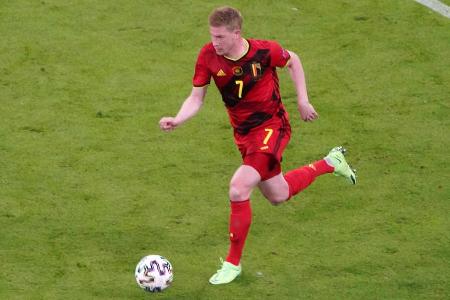 Rieb sich in Belgiens Mittelfeld trotz seiner Bänderverletzung auf und initiierte einige gefährliche Aktionen. Prüfte Donnar...
