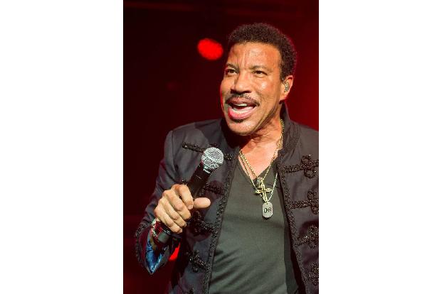 Ist überhaupt noch jemand in den USA, oder hat es mittlerweile ganz Hollywood zu den Hellenen verschlagen? Auch Lionel Richi...