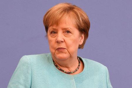 So kennt man Angela Merkel: Für politische Debatten trägt die Kanzlerin stets ihre beliebten Hosenanzüge. Bei besonderen Anl...