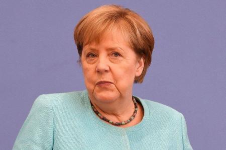 So kennt man Angela Merkel: Für politische Debatten trägt die Kanzlerin stets ihre beliebten Hosenanzüge. Bei besonderen Anl... So kennt man Angela Merkel: Für politische Debatten trägt die Kanzlerin stets ihre beliebten Hosenanzüge. Bei besonderen Anl...