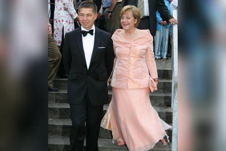 Zu den Bayreuther Festspielen kam Angela Merkel 2005 in zartem Rosa. Das Seiden-Oberteil kombinierte die Kanzlerin mit einem...