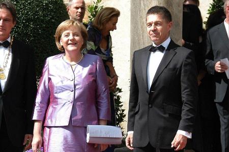 Angela Merkel ist offenbar Fan des changierenden Stoffes, denn auch 2007 präsentierte sich die Bundeskanzlerin in einem stra...