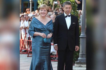 Angela Merkel im Abendkleid: 2012 trug sie diese blaue Robe aus einem Seidenstoff und mit Carmenausschnitt. Farblich passend...