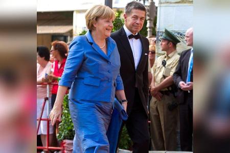 Angela Merkel in einem königsblauen Ensemble 2013 in Bayreuth. Auch in diesem Jahr trug sie in der gleichen Farbe eine Clutc...