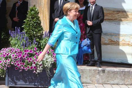 2015 strahlte die Bundeskanzlerin in knalligem Türkis bei den Bayreuther Festspielen mit einem Ensemble, wie man es von ihr ...