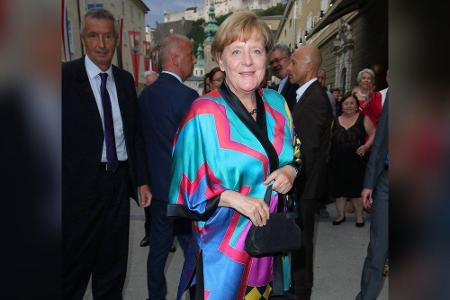 Zu den Salzburger Festspielen 2017 kam Angela Merkel mit einem ungewohnten Outfit. Die Bundeskanzlerin trug einen auffällig ...