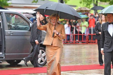 2017 erschien Angela Merkel in einem goldenen Ensemble. Die Kombination aus bodenlangem Rock und passendem Blazer scheint ei...