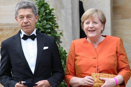 Bei den Bayreuther Festspielen im Juli 2021 wählte Angela Merkel einen bodenlangen schwarzen Rock und dazu einen orangefarbe...