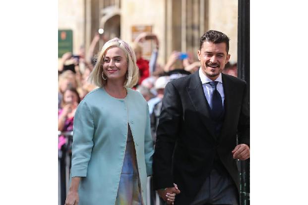 Orlando Bloom lud Katy Perry zu einem Rundflug über Los Angeles ein und gab ihr einen Liebesbrief zu lesen, während er versu...