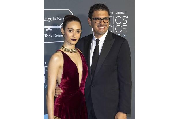 Emmy Rossum und ihr Liebster, Sam Esmail, lesen in der 'New York Times' gerne, wie sich Paare kennengelernt haben. Sam hatte...