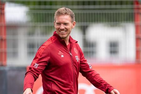 Julian Nagelsmann hat seine Arbeit beim FC Bayern aufgenommen. Nach der ersten Pressekonferenz bat der neue Cheftrainer den ... Julian Nagelsmann hat seine Arbeit beim FC Bayern aufgenommen. Nach der ersten Pressekonferenz bat der neue Cheftrainer den ...